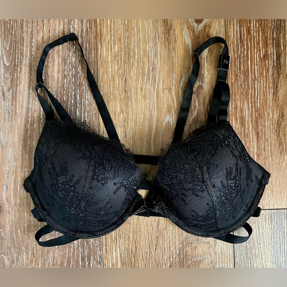 Victoria’s Secret Strappy Lace Push Up Bra Size 32D
